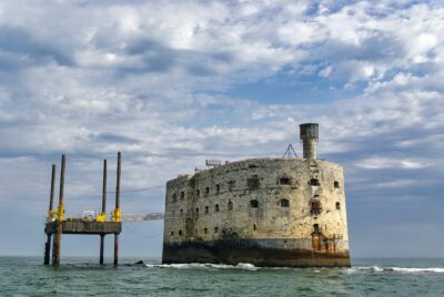 Fort Boyard vu de la mer, cadre du jeu diffusé sur France 2