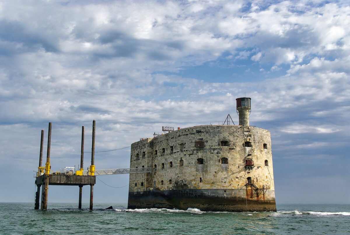 Fort Boyard vu de la mer, cadre du jeu diffusé sur France 2